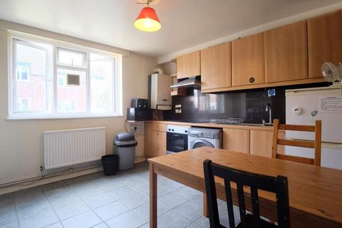 3 bedroom flat share to rent, McDermott Close, London SW11