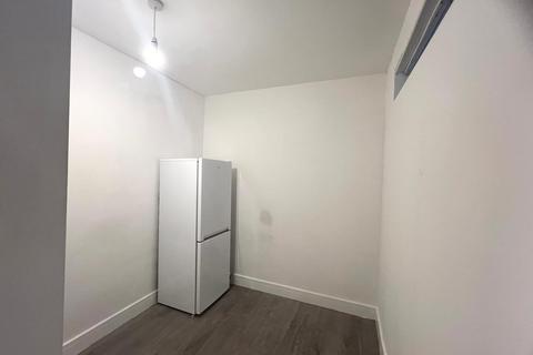 5 bedroom semi-detached house to rent, Kingshill Avenue, Northolt UB5