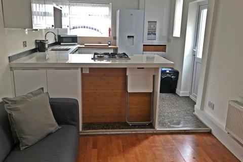 5 bedroom house to rent, Malefant Street, Cardiff CF24
