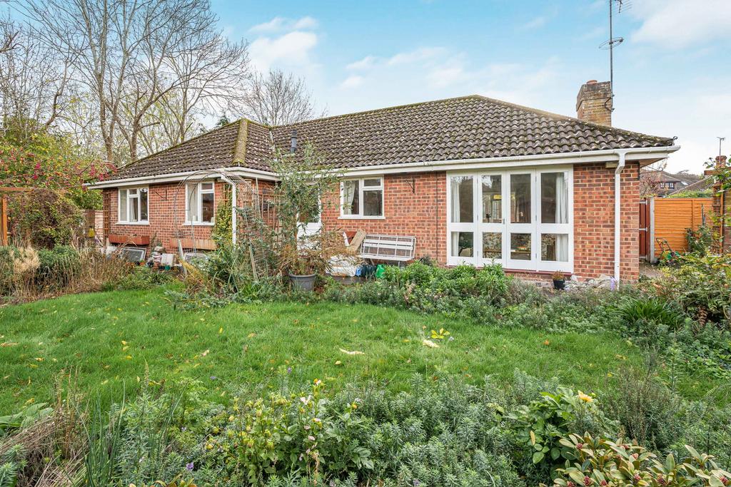 Bungalow exterior, garden