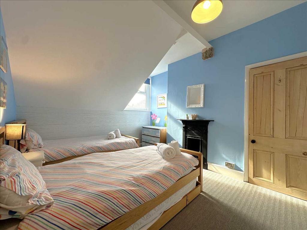 Bedroom (Middle)