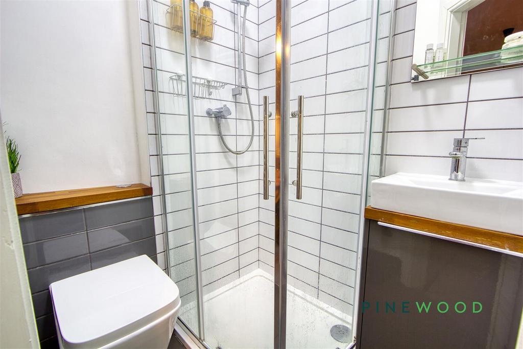Ensuite (bedroom 1)