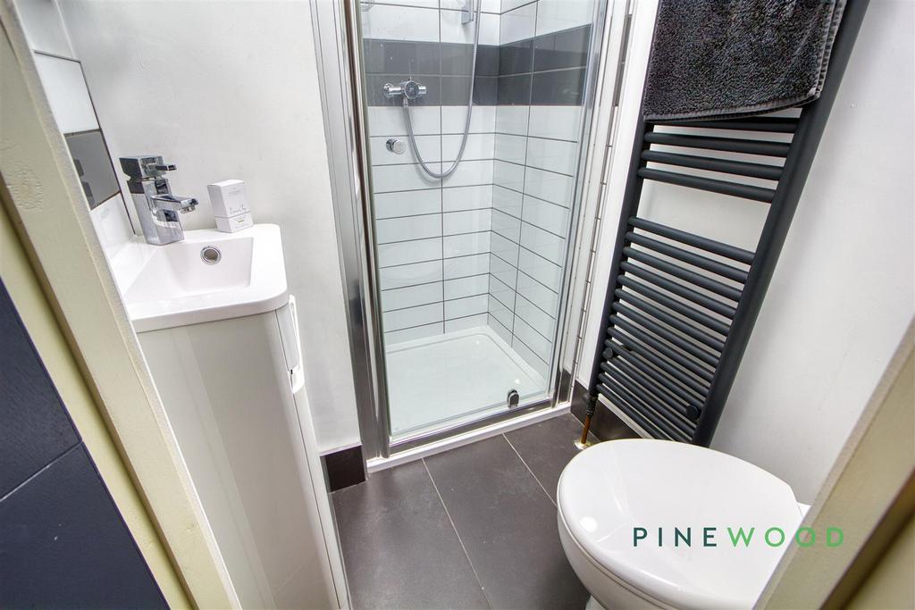 Ensuite (bedroom 2)