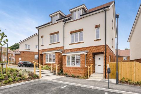 3 bedroom townhouse to rent, Mason Close, St Leonards-On-Sea TN37