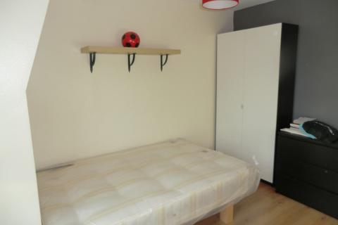 3 bedroom flat share to rent, Bishops Bridge Road, London W2