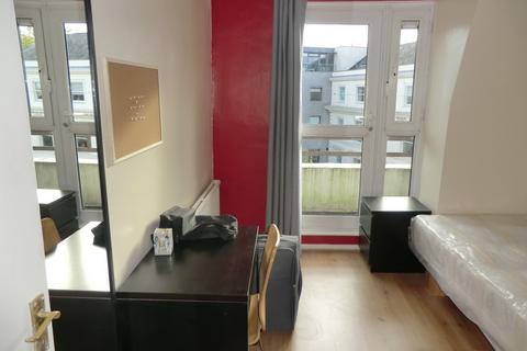 3 bedroom flat share to rent, Bishops Bridge Road, London W2