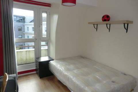 3 bedroom flat share to rent, Bishops Bridge Road, London W2