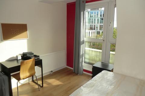 3 bedroom flat share to rent, Bishops Bridge Road, London W2