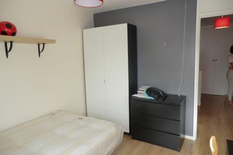 3 bedroom flat share to rent, Bishops Bridge Road, London W2