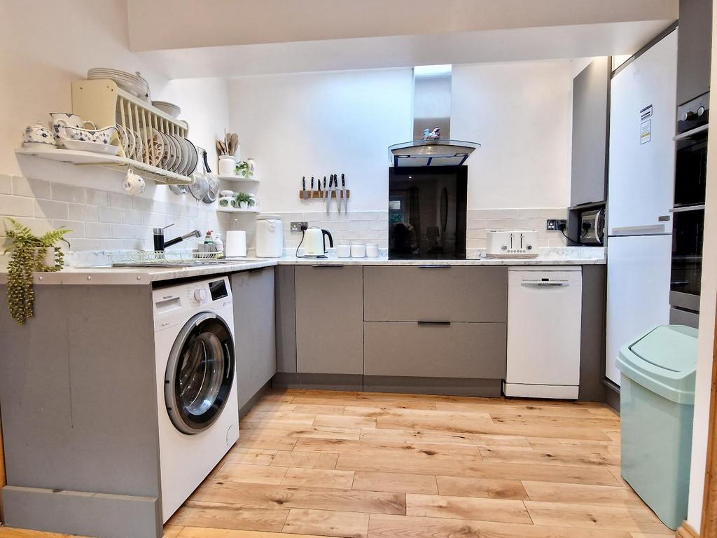 Kitchen 2.jpg