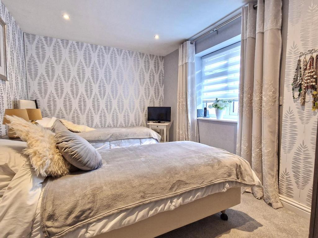 Bedroom 1.jpg