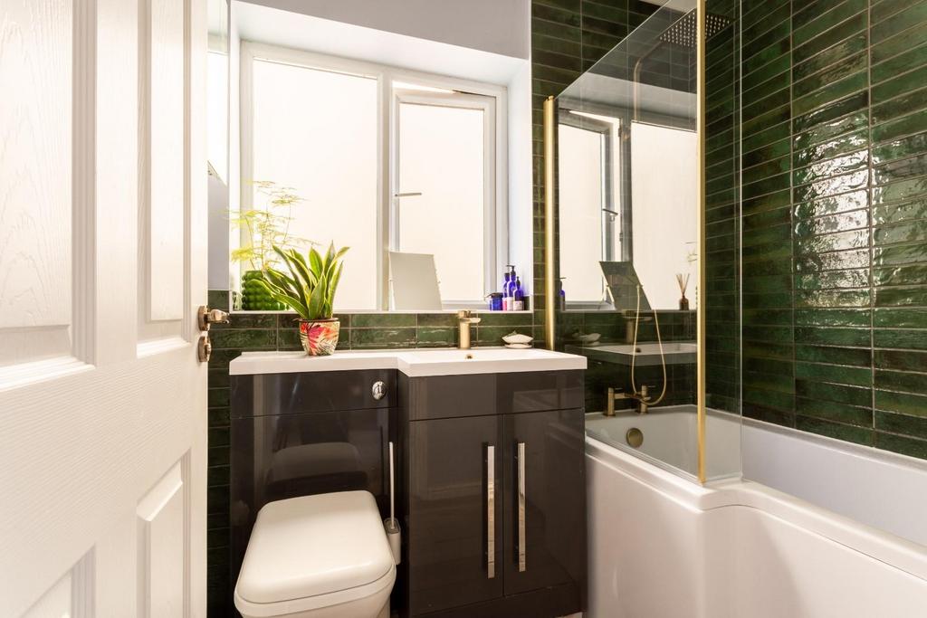 Bathroom (2).jpg