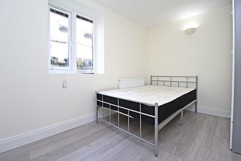 1 bedroom in a house share to rent, West Grove, Cardiff CF24