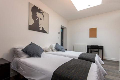 4 bedroom flat share to rent, Uxbridge Road, London W12