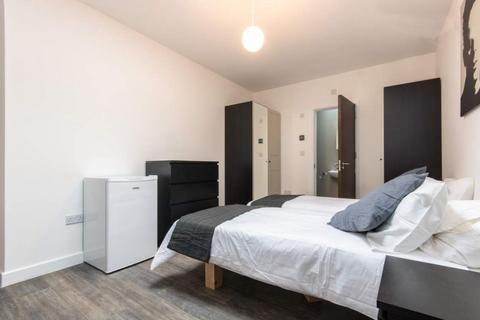 4 bedroom flat share to rent, Uxbridge Road, London W12