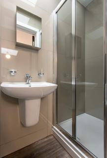 4 bedroom flat share to rent, Uxbridge Road, London W12