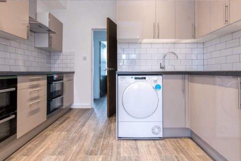 4 bedroom flat share to rent, Uxbridge Road, London W12