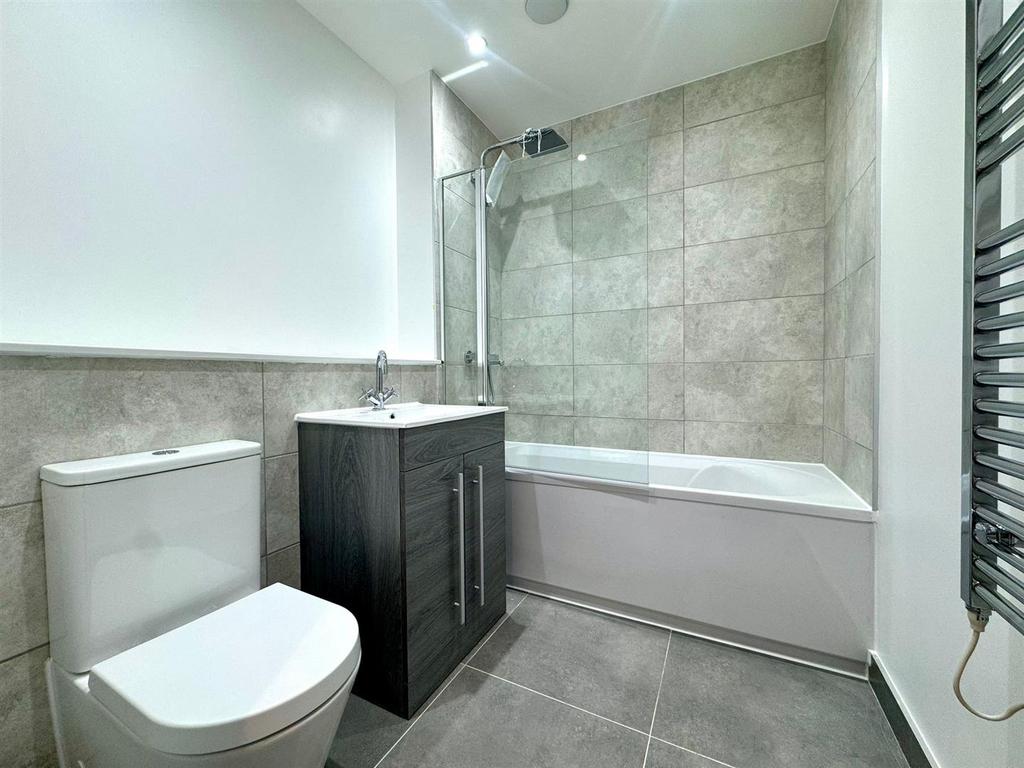 Main bathroom.jpeg
