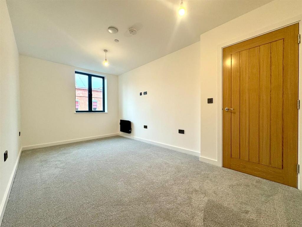 Main bedroom pic 2.jpeg