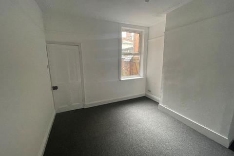 2 bedroom terraced house to rent, Fosse Road North, Leicester