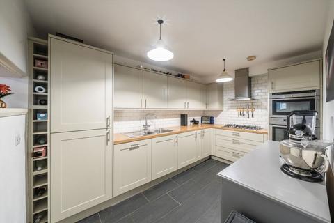 2 bedroom flat to rent, Knights Park, Kingston Upon Thames KT1