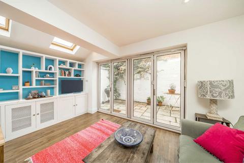 2 bedroom flat for sale, Shuttleworth Road, London SW11
