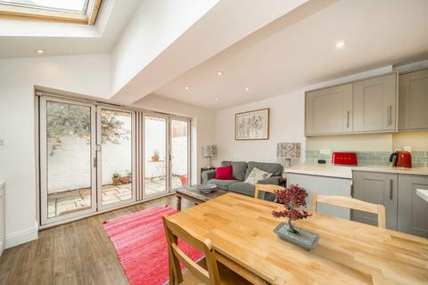 2 bedroom flat for sale, Shuttleworth Road, London SW11