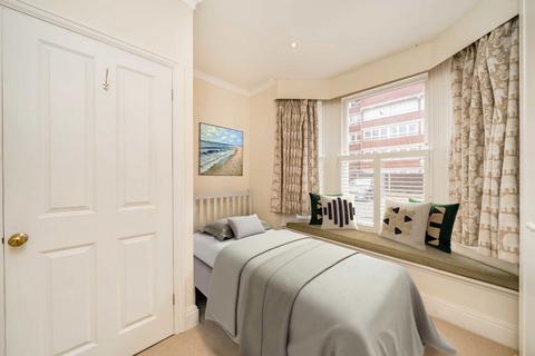 2 bedroom flat for sale, Shuttleworth Road, London SW11