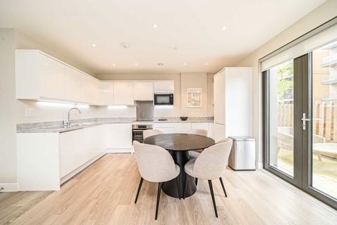3 bedroom flat to rent, Creek Lane, London SW18