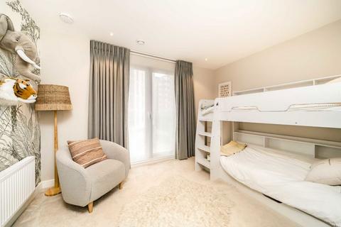3 bedroom flat to rent, Creek Lane, London SW18