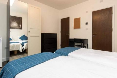 1 bedroom in a flat share to rent, Uxbridge Road, London W12