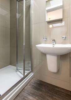 1 bedroom in a flat share to rent, Uxbridge Road, London W12