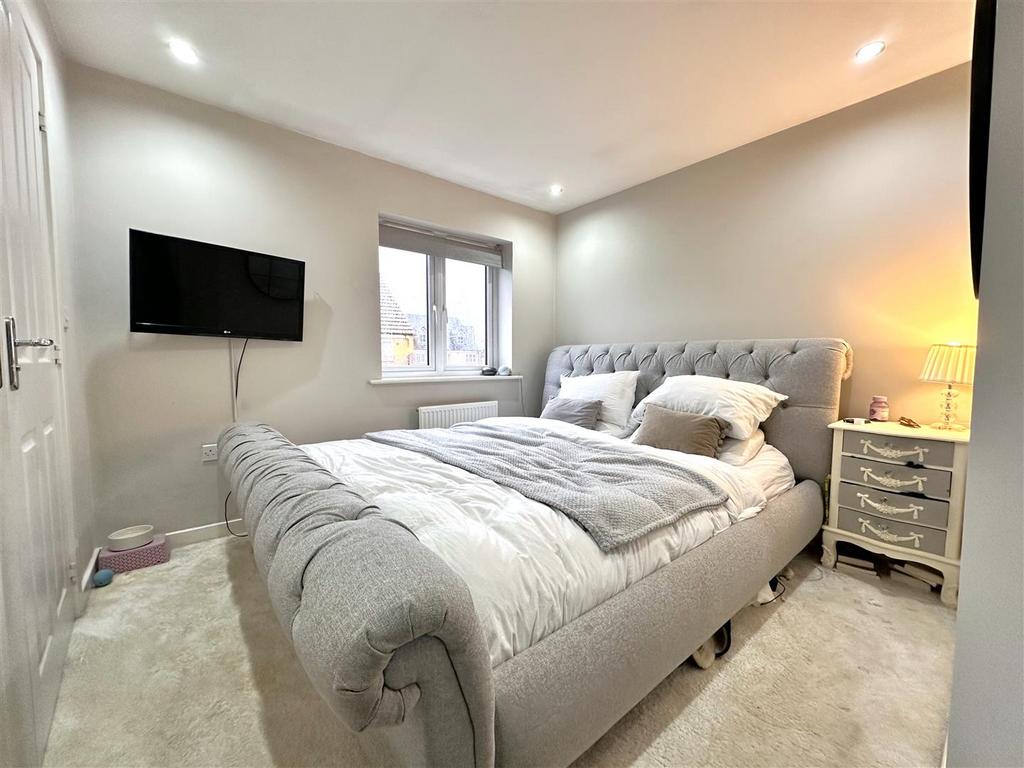 Master Bedroom 057