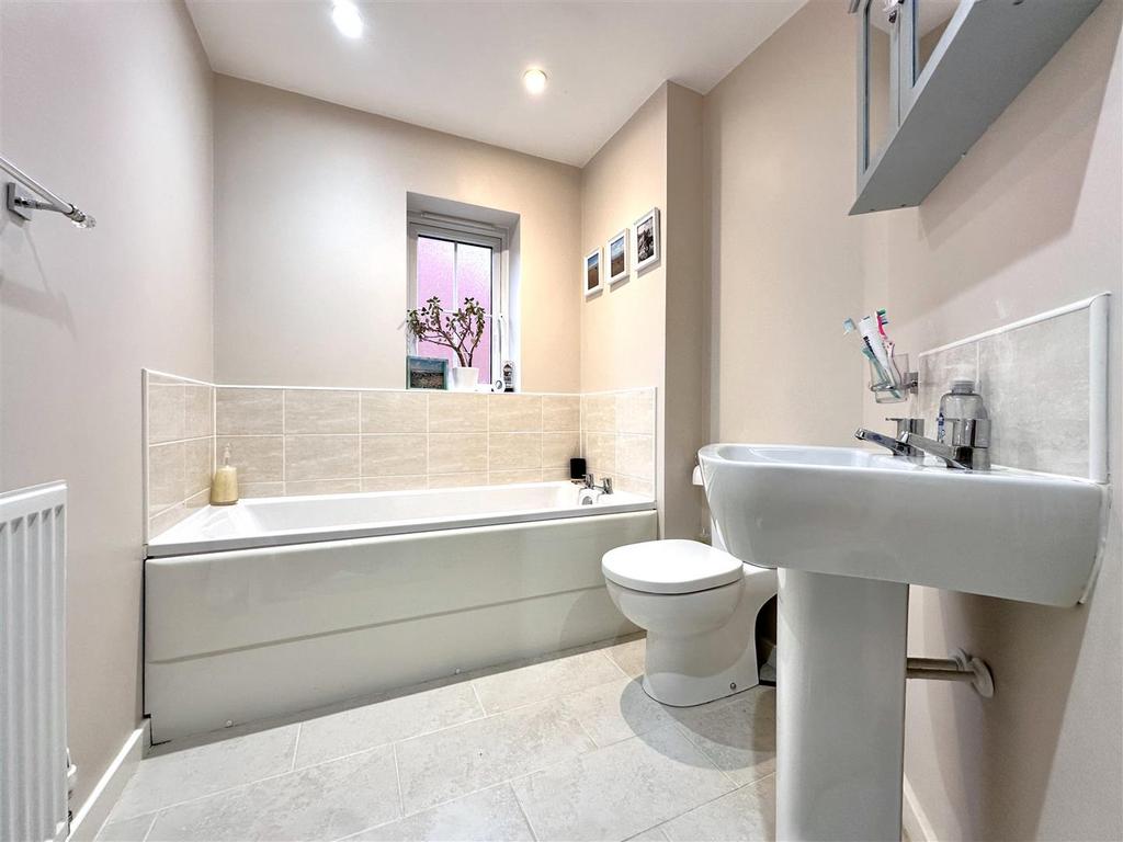 Family Bathroom 070