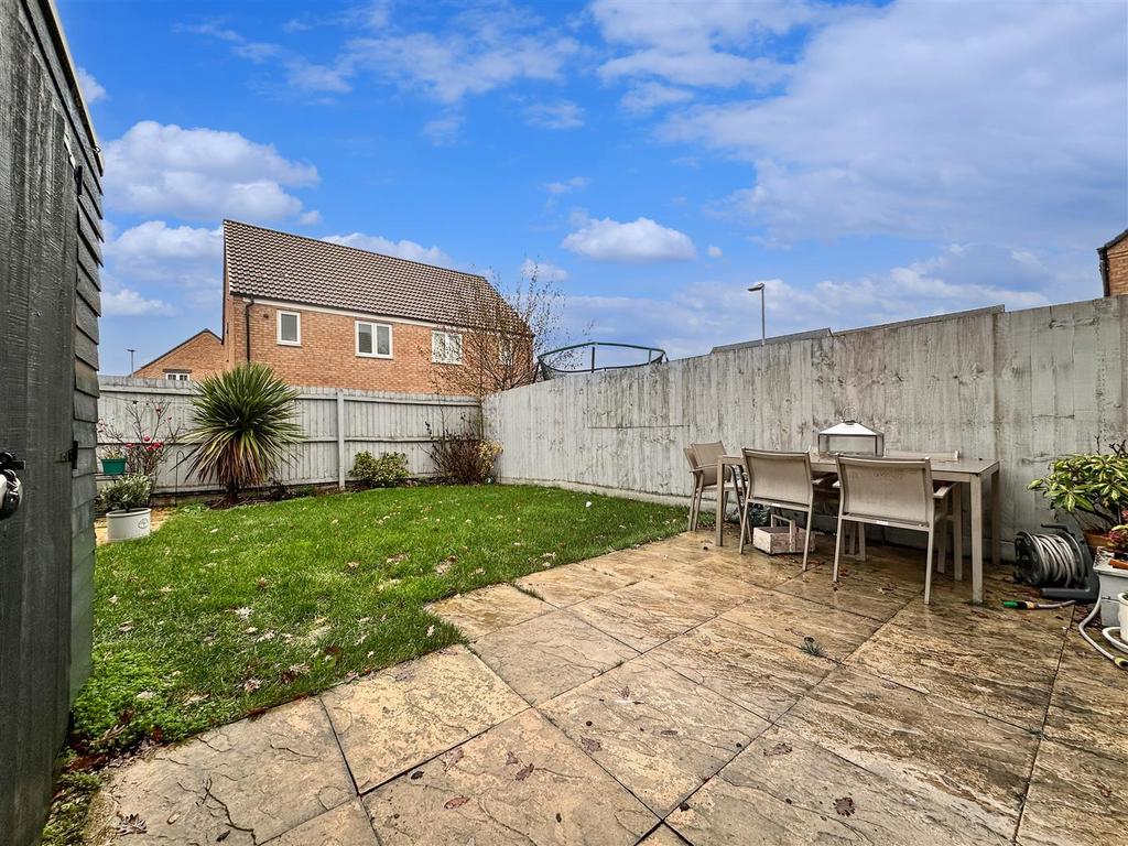 Garden With Paved Seating Area 106