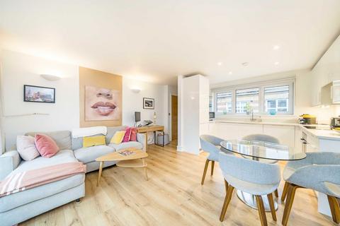 2 bedroom flat for sale, Lurline Gardens, London SW11