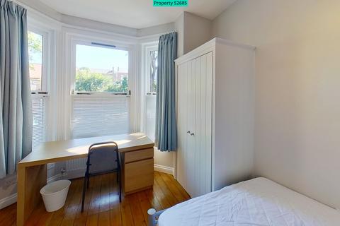 6 bedroom terraced house to rent, Douglas Road, Nottingham, NG7