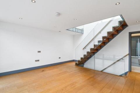 3 bedroom mews to rent, Bendall Mews, London NW1