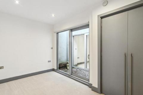 3 bedroom mews to rent, Bendall Mews, London NW1
