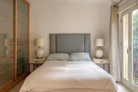 3 bedroom apartment to rent, Gloucester Square, London W2