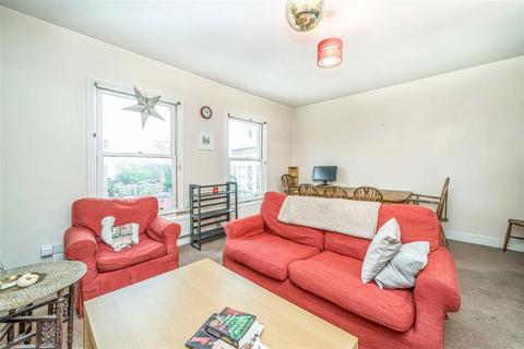 2 bedroom flat to rent, Battersea Park Road, London SW11