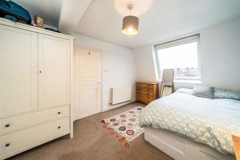 2 bedroom flat to rent, Battersea Park Road, London SW11