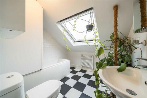 2 bedroom flat to rent, Battersea Park Road, London SW11