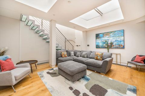 3 bedroom flat to rent, Queen's Gate Mews, London SW7