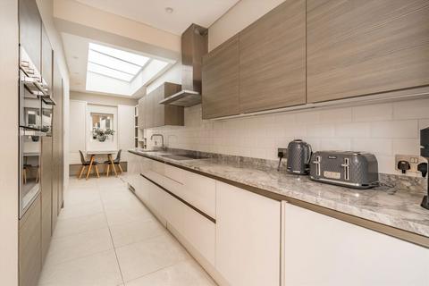 3 bedroom flat to rent, Queen's Gate Mews, London SW7