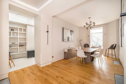 3 bedroom flat to rent, Queen's Gate Mews, London SW7