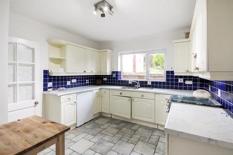 3 bedroom semi-detached house to rent, Heath Hill Avenue, Bevendean, Brighton