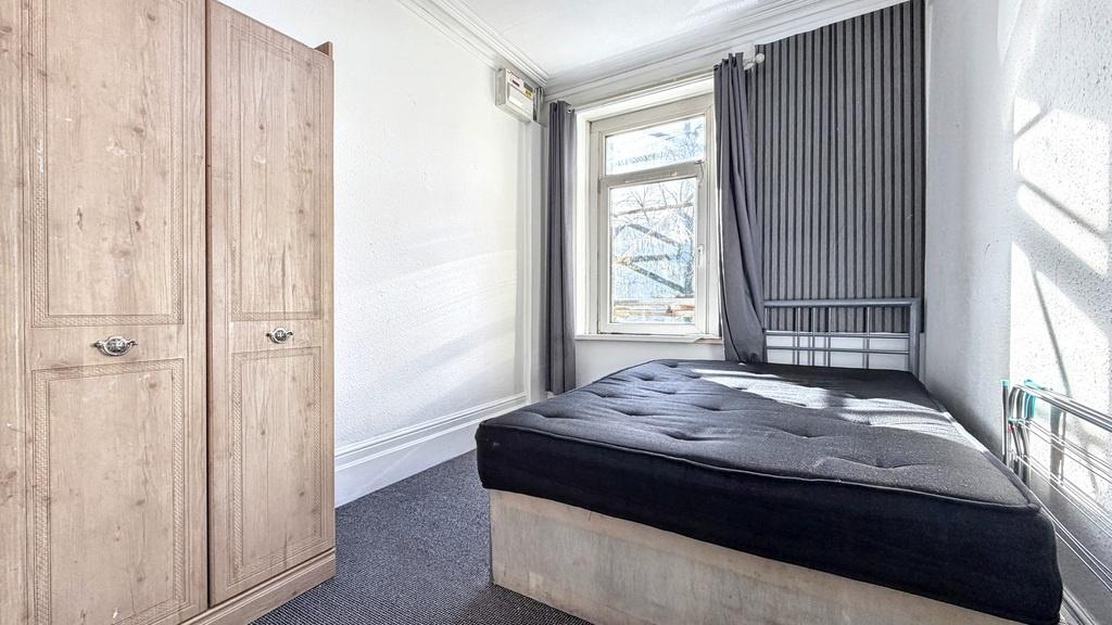 Bright and tidy double bedroom with a large win...