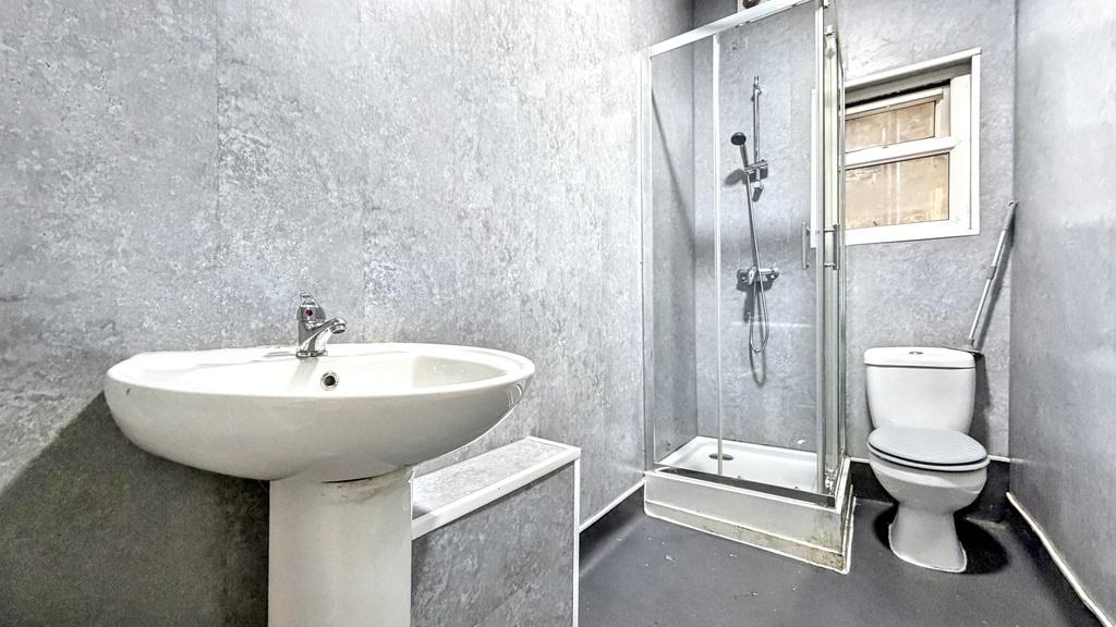 Modern, well-maintained bathroom with a pedesta...