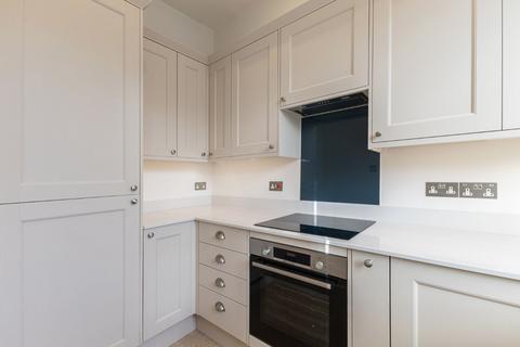 3 bedroom flat to rent, Fulham Road, London